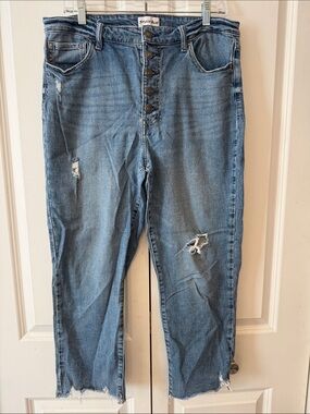 Button-Front Distressed Cropped Jeans in Light Blue